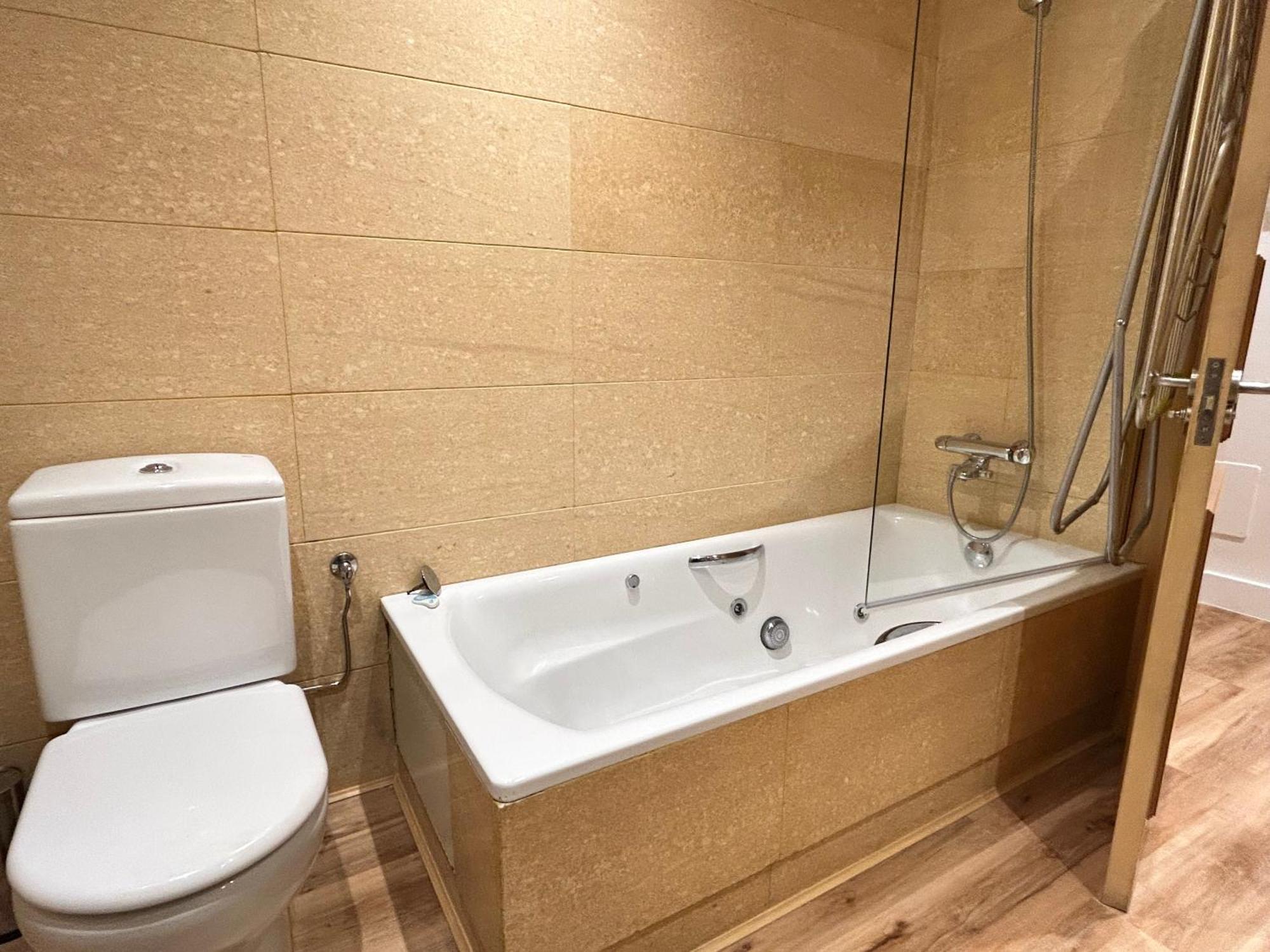 Large 2 Bedroom Near Gran Via Appartement Madrid